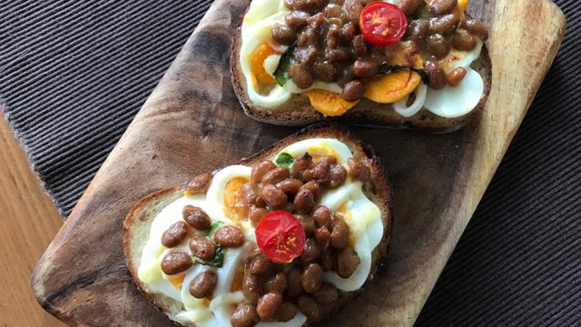 【はぴもりの写真004】「半熟ゆで卵と大粒納豆ののせパン」