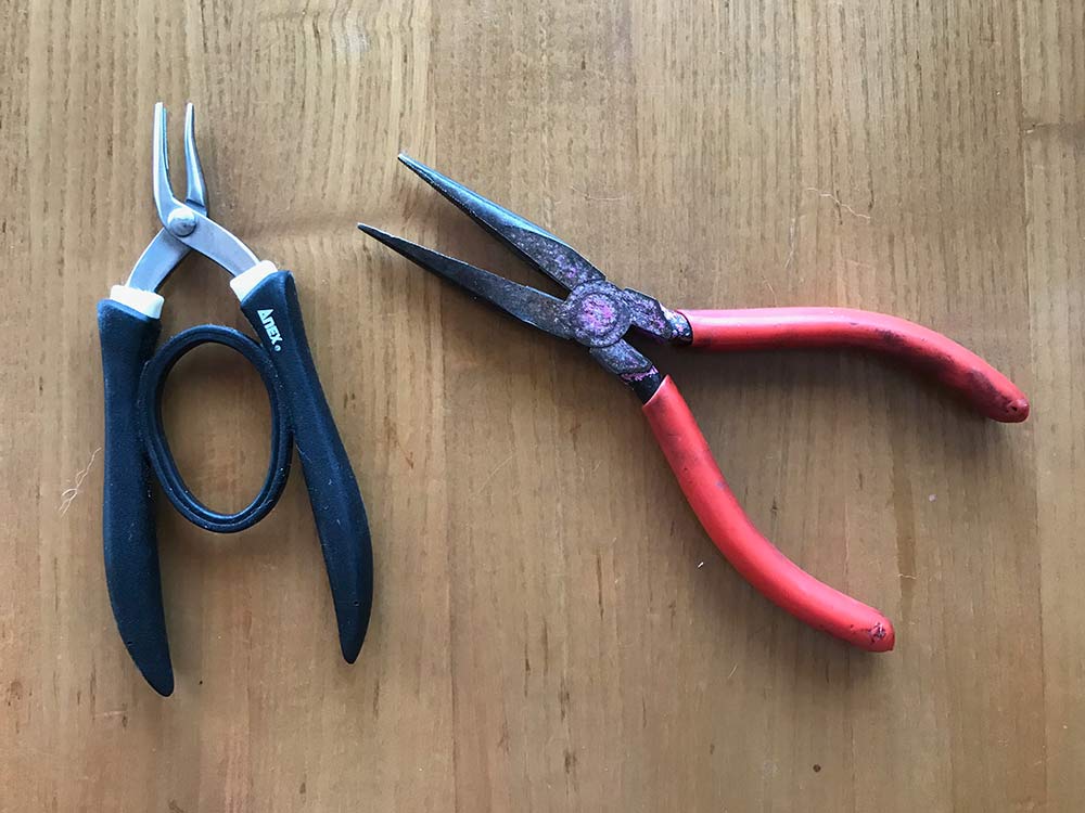 丸い輪をつくるやっとこと古いラジオペンチ